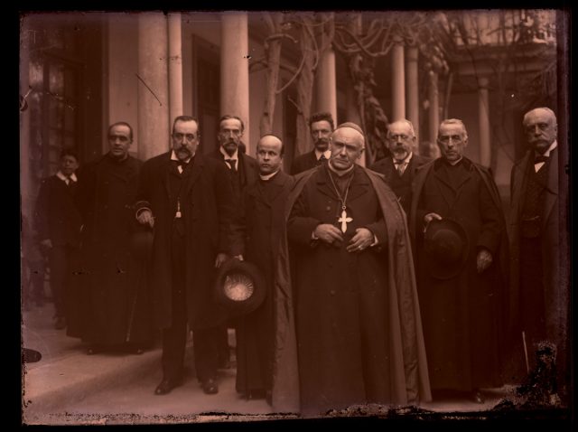 El Arzobispo de Santiago Juan Ignacio González Eyzaguirre rodeado de sus colaboradores.